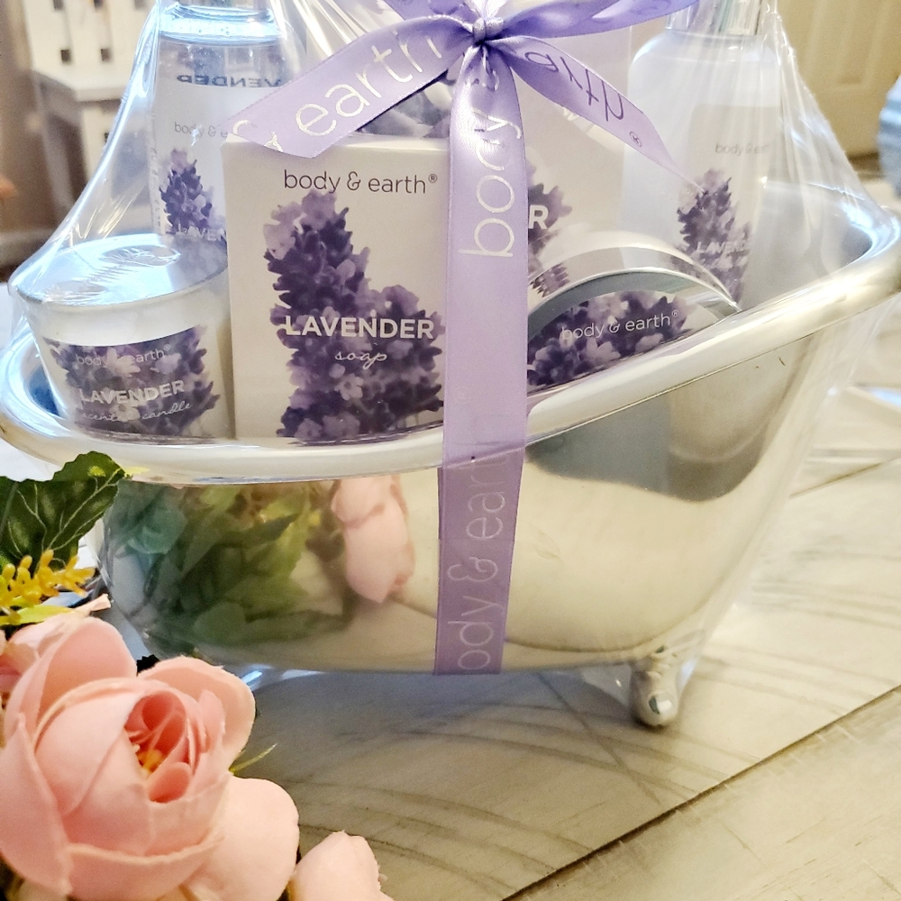 Body and Earth Spa Gift Basket